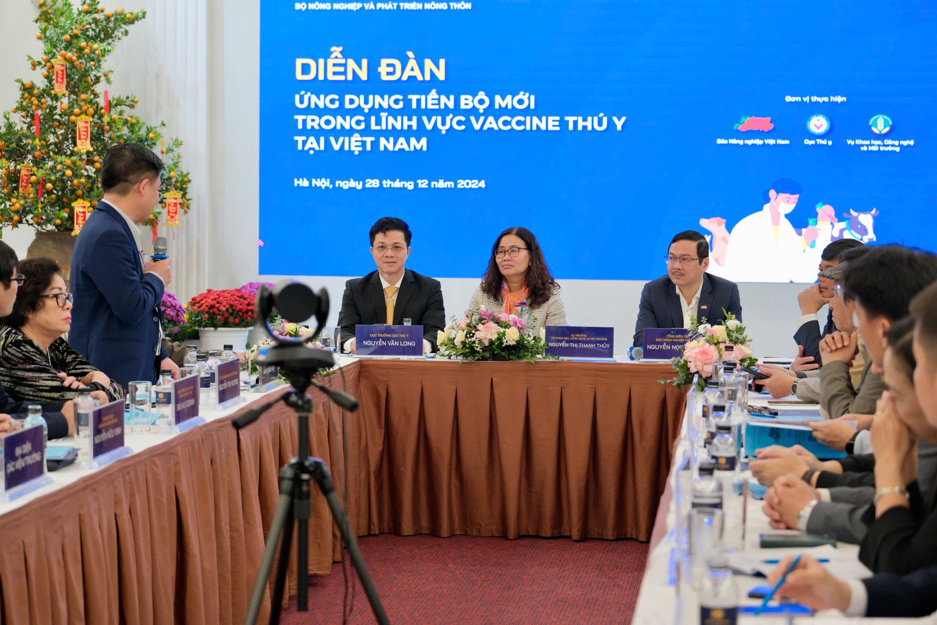 'Tiêm vaccine vẫn là giải pháp căn cơ nhất với thực tiễn Việt Nam'